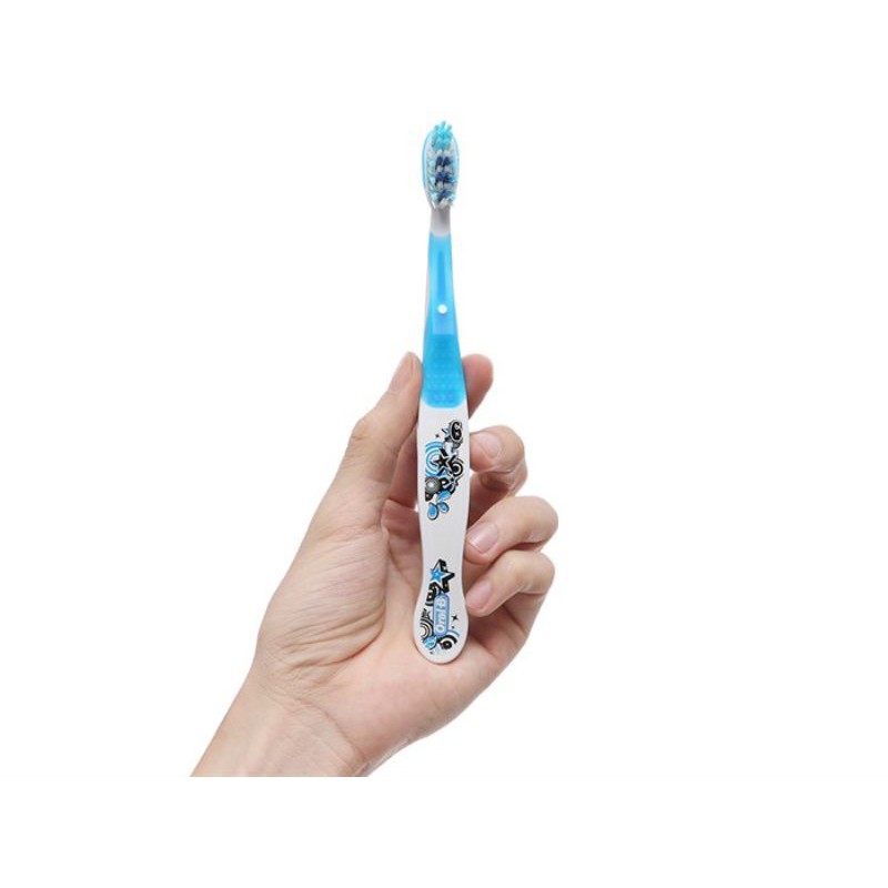 Bàn chải cho bé trên 8 tuổi Oral-B Cross Action lông mềm (giao màu ngẫu nhiên)