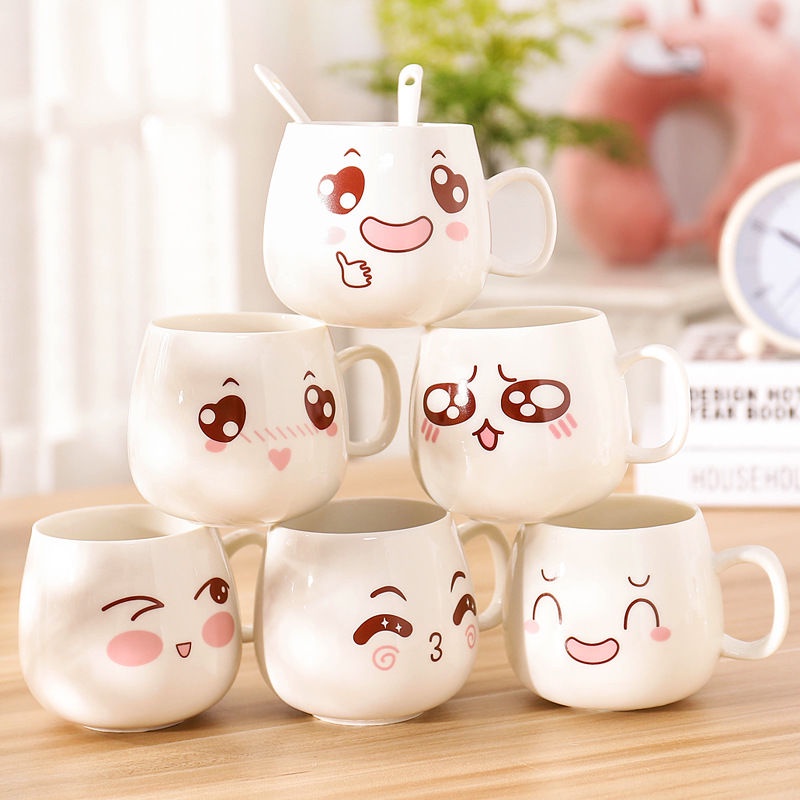 Cốc sứ KᕼẮᑕ TÊᑎ 𝘁𝗵𝗲𝗼 𝘆𝗲̂𝘂 𝗰𝗮̂̀𝘂 in hình 𝗘𝗠𝗢𝗝𝗜 có NẮP THÌA mặt cười biểu cảm 300ml, ly sứ uống nước 𝗟Y̲ᑕ𝗨P quà tặng decor
