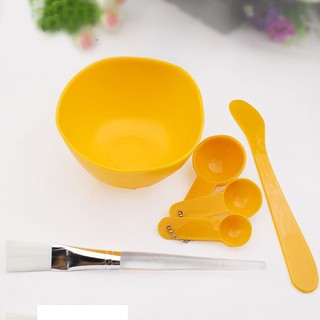 Bộ dụng cụ đắp mặt nạ.