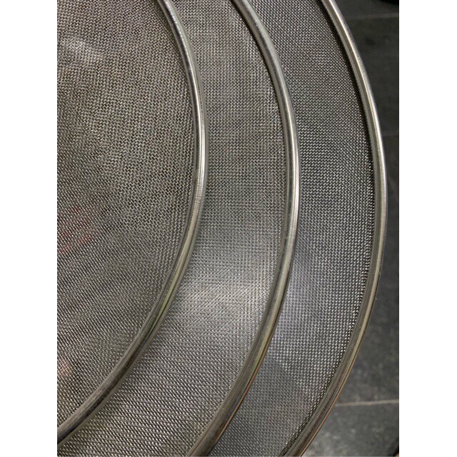 Đậy chảo lưới inox có tay cầm cán đỏ