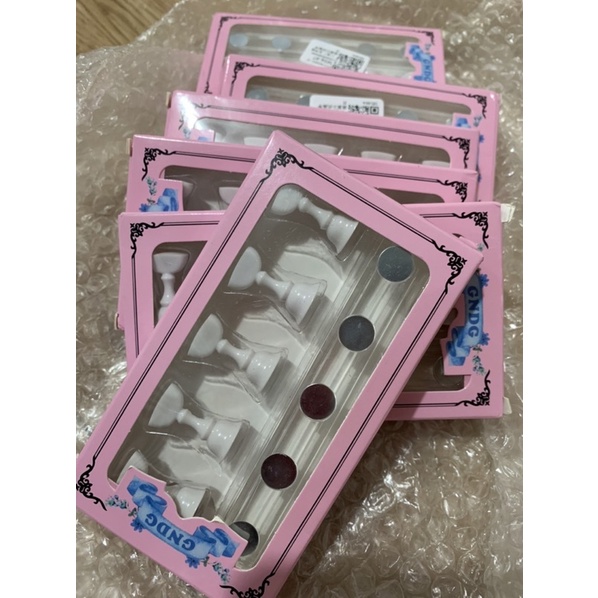 đế cờ để móng giả
