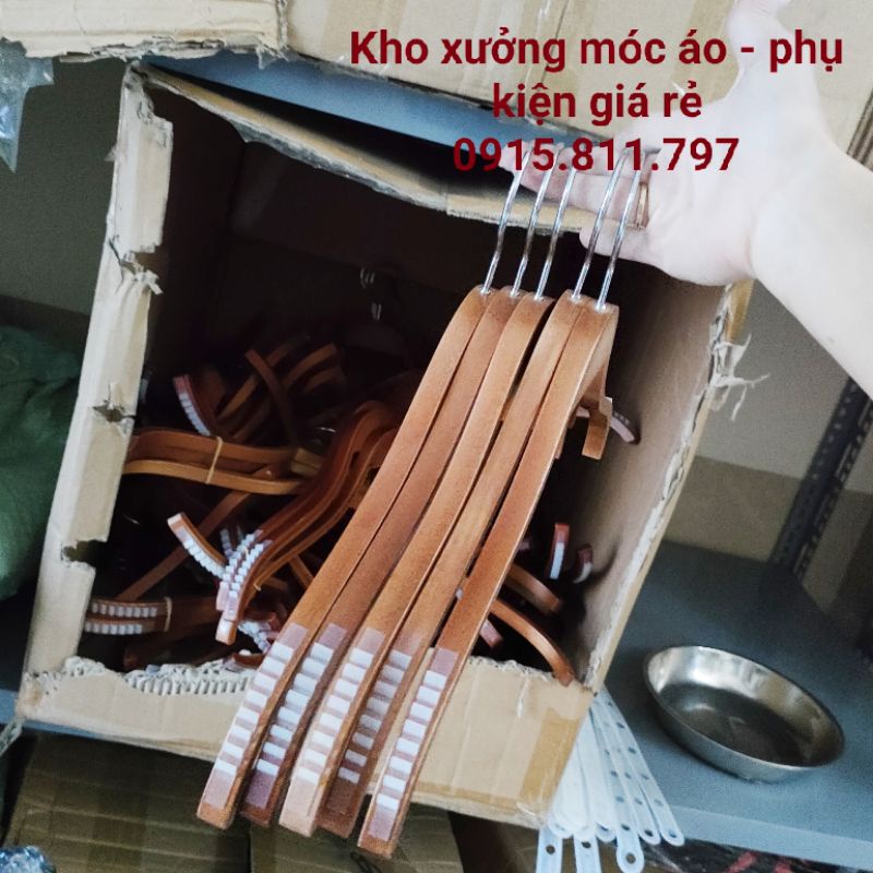 Móc treo quần áo - mắc gỗ tre màu nâu,đệm vai cao cấp bằng silicon chống trơn tuột,kích thước 38cm,đầu moc xoay 360 độ