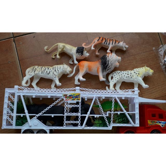 Xe mô hình xe công tơ Nơ bằng nhựa chở 8 con thú chạy chớn