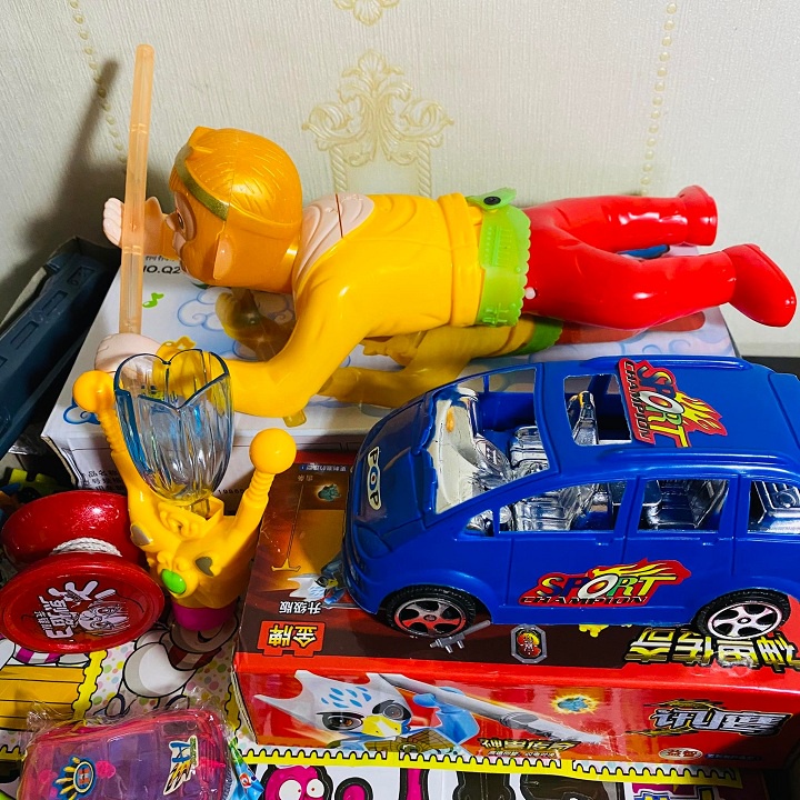 Combo đồ chơi bé trai tề thiên pin,phun nước,xe ô tô (tặng kèm rubik )