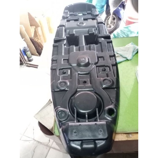 Đế nhựa yên xe super dream đời đầu