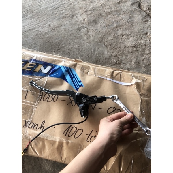 củ dầu trên vespa bên trái. đầu ốc 10