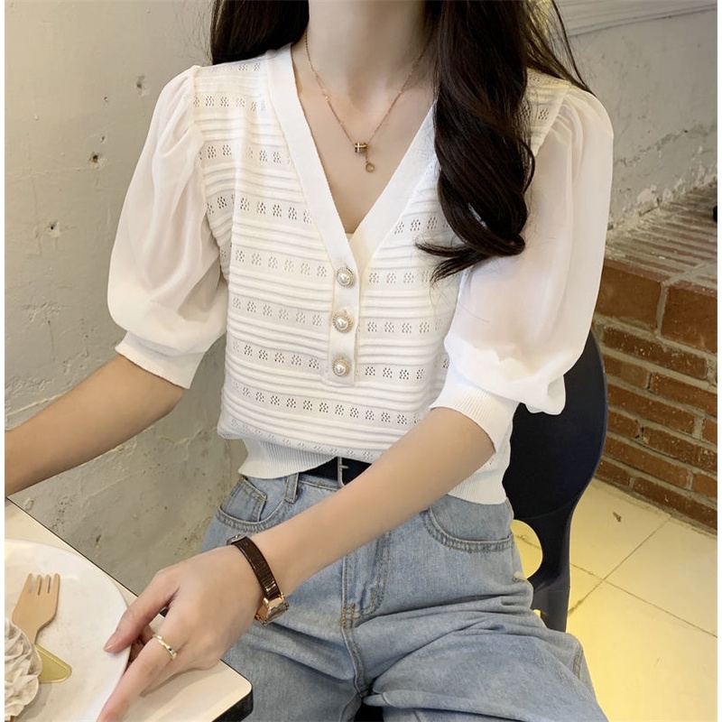 Áo Thun Tay Phồng Cổ Chữ V Phối Ren Và Nút Ngọc Trai Ngọt Ngào Cá Tính Thời Trang Xuân Hè Cho Nữ