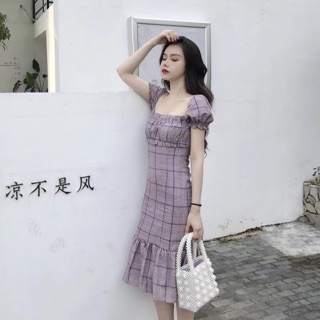 Váy kẻ đuôi cá cổ vuông