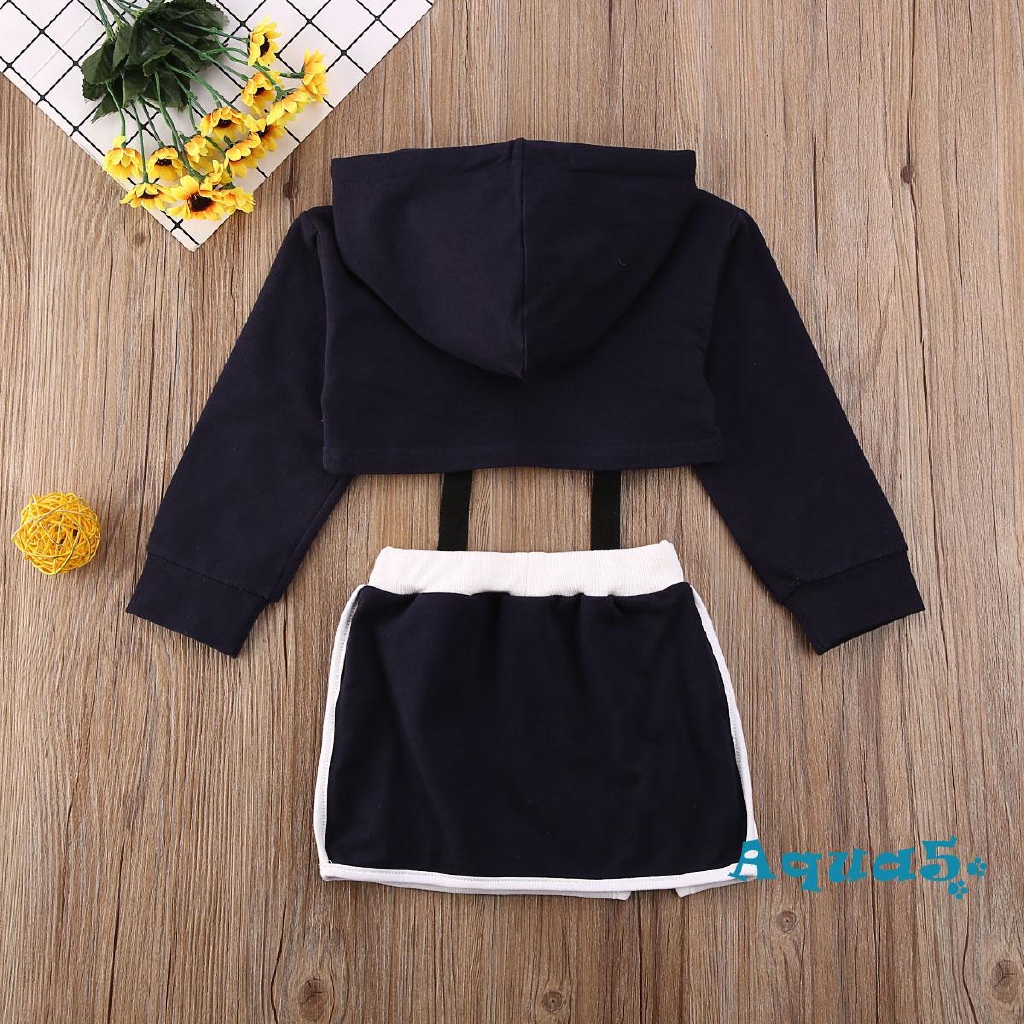 Bộ trang phục gồm áo hoodie lửng + quần đùi thể thao phong cách năng động cho bé gái