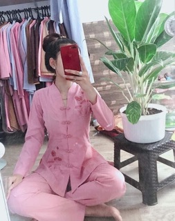 Bà lai tim thêu sen