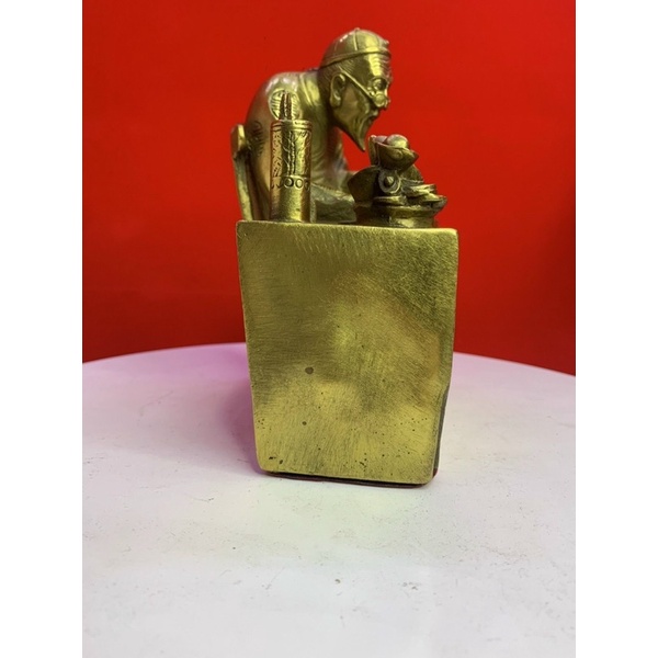 Tượng ông quản gia ngồi vật phẩm phong thuỷ bằng đồng