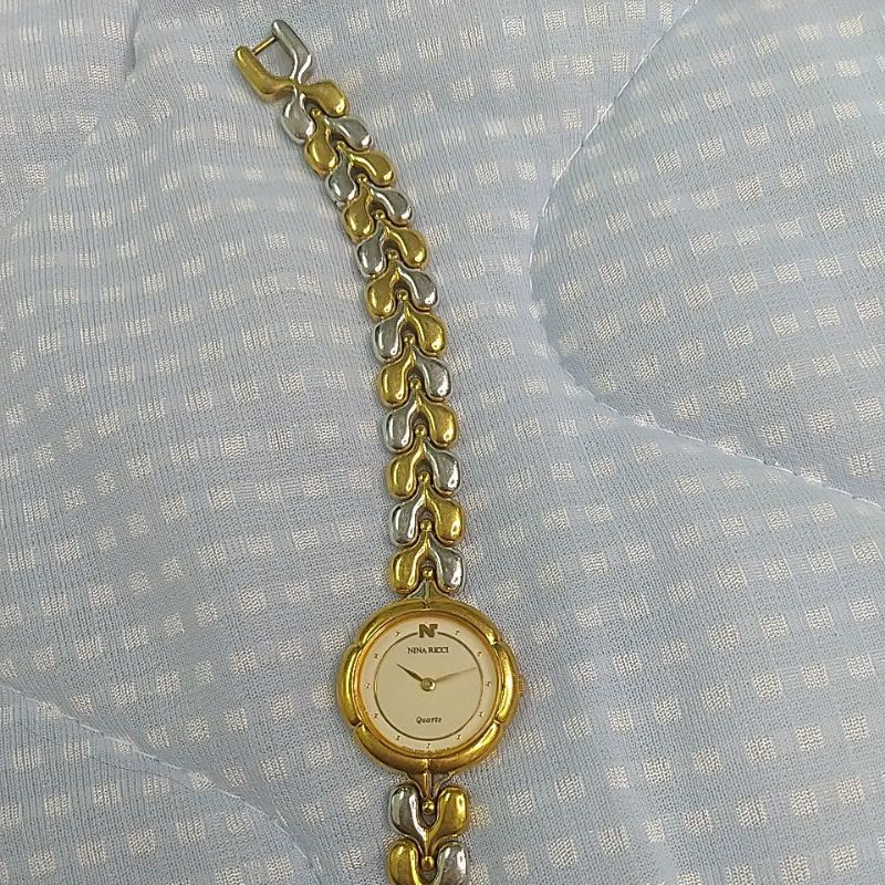Đồng hồ nữ hiệu Nina Ricci