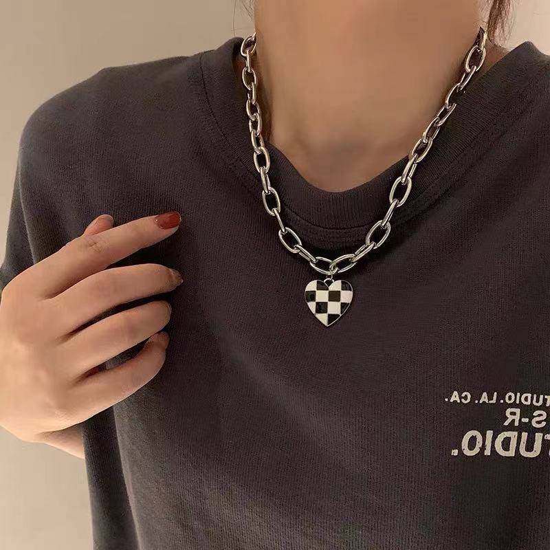 Dây chuyền mặt hình trái tim sọc caro trắng đen phong cách cổ điển thời trang dành cho nữ