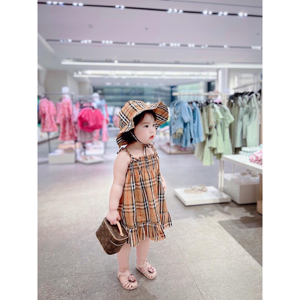 Váy Burberry kèm mũ cho bé gái