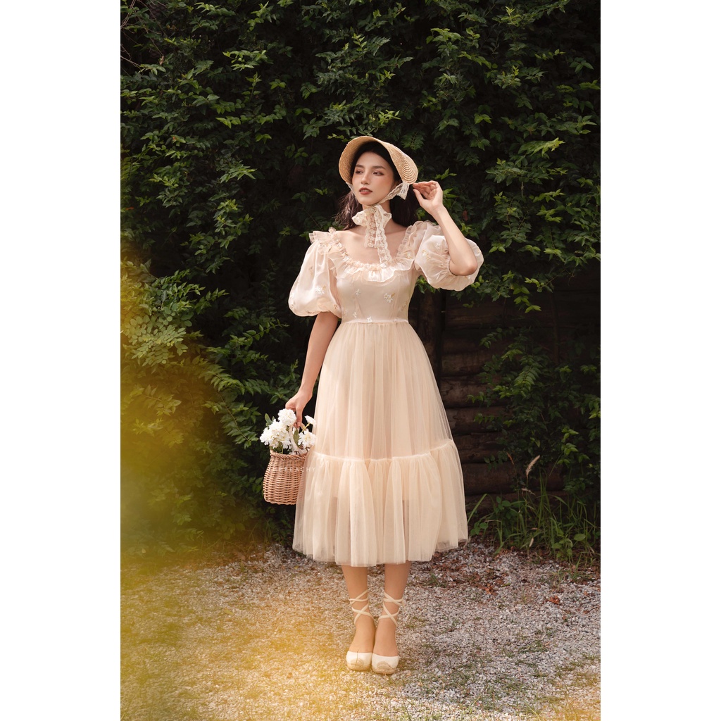 Váy cổ vuông nhún bèo tay phồng chất liệu tơ thêu hoa óng kết hợp ren lưới The Peachy- Malisa Dress