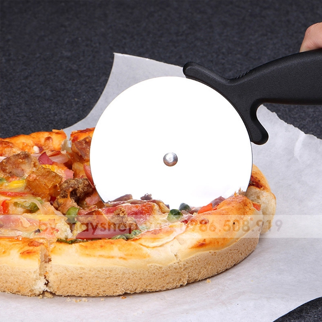 Dụng cụ cắt Pizza cán nhựa