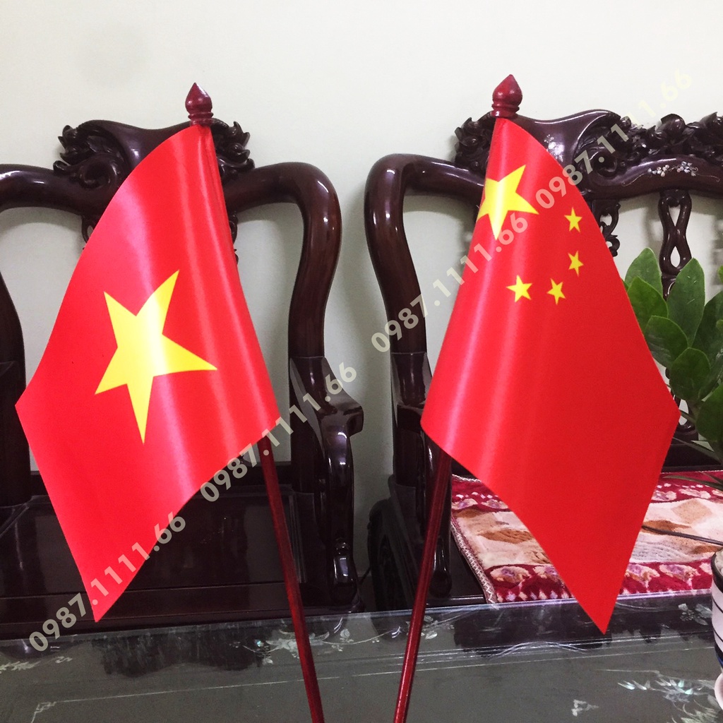 Cờ Để Bàn Đế gỗ Cắm 2 cờ  Việt Nam - Trung Quốc In Kỹ Thuật Số 3D