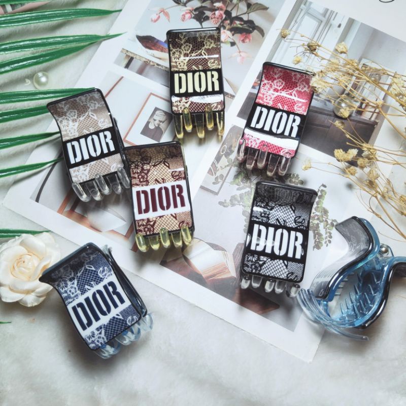 kẹp càng cua in chữ Dior