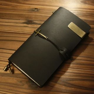 Sổ A5 da bò màu đen.