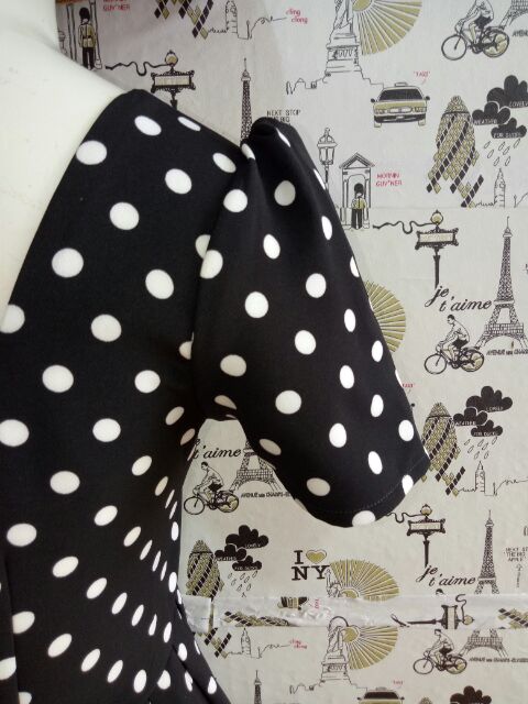 Váy Đầm công sở xòe chấm bi cổ vuông thiết kế cao cấp | BigBuy360 - bigbuy360.vn