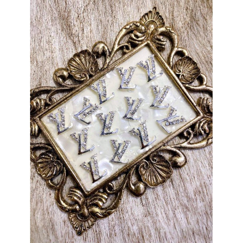 Charm chữ LV .  charm cao cấp loại 1