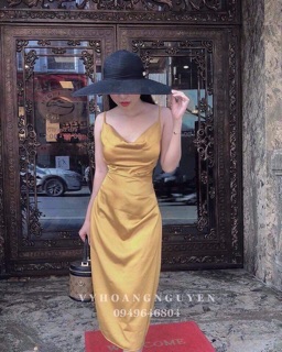 Váy chấm bi cổ đổ
