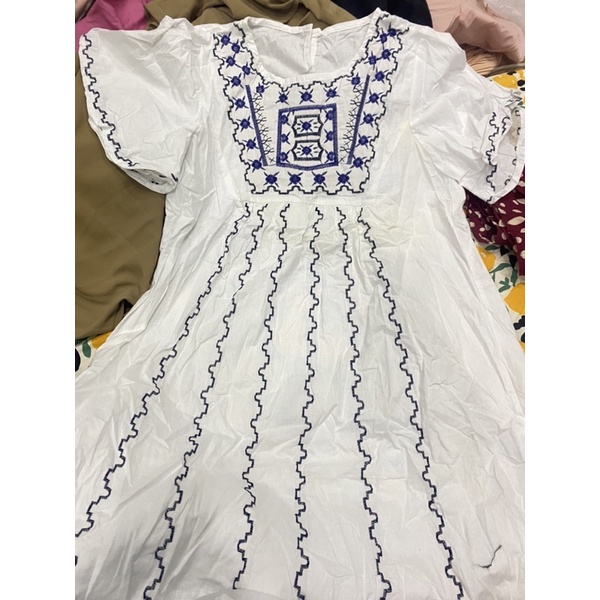 đầm trắng thêu