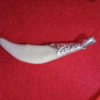 Mặc dây chuyền Nanh sói Châu Phi