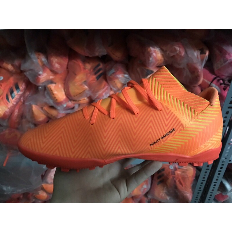 Giầy đá bóng Nemeziz 18.3 màu cam và màu hồng