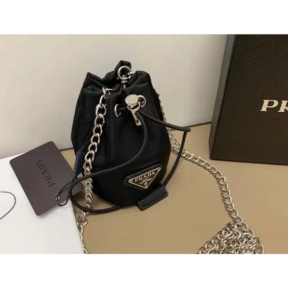 Túi Xách Prada Mini Phối Dây Xích Đeo Vai Cá Tính Cho Nam Và Nữ