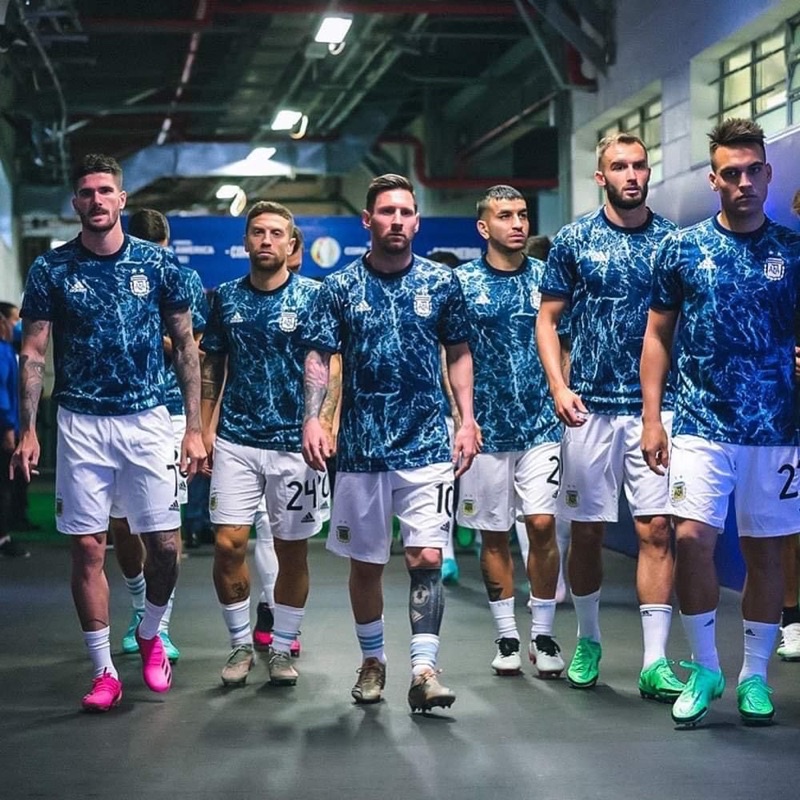 ÁO BÓNG ĐÁ TUYỂN ARGENTINA VẢI THÁI  MÀU XANH VÂN ĐÁ MẪU MỚI 2021-2022