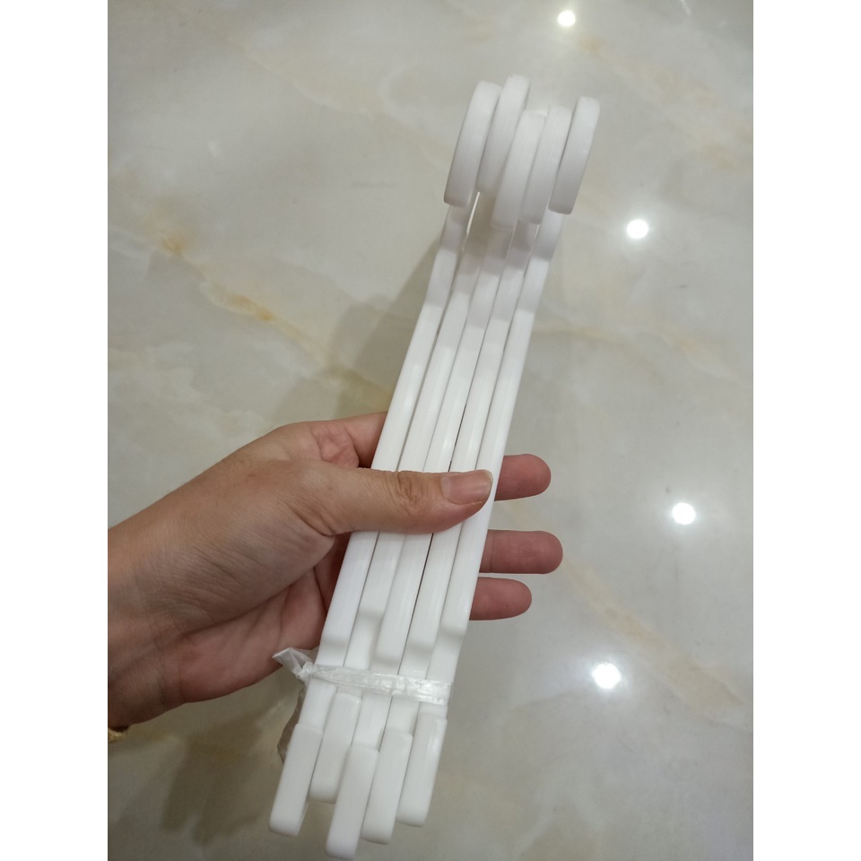 Thanh lý 1 Sét 5 móc nhựa siêu dày của DUY TÂN (móc kèm tủ treo của cty Duy Tân)