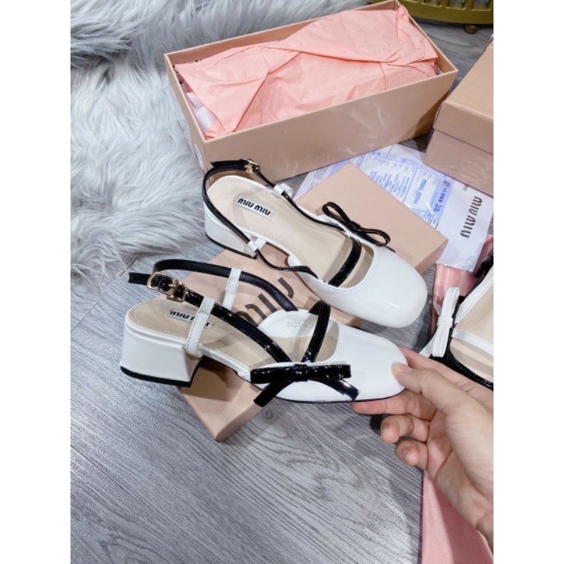 Giày Miumiuu gót vuông quai nơ hở gót đen trắng