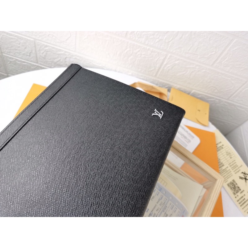 Ví Clutch LV Pochette Voyage Taiga Leather in Black fullbox vân da xước đẹp mê❤️