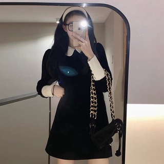 Váy nhung đen cổ bèo