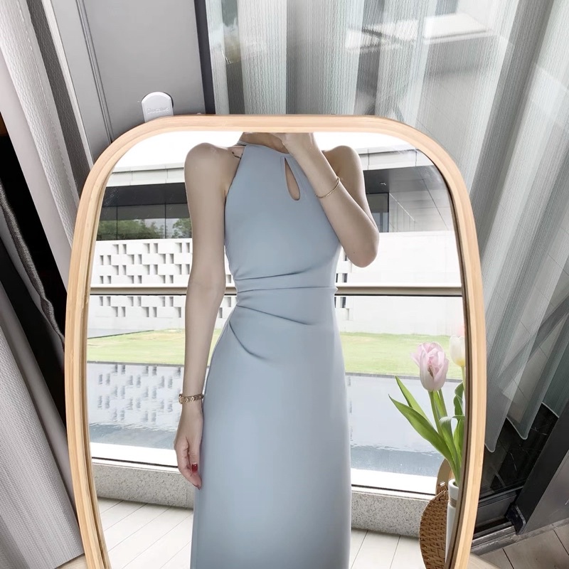 Váy cổ yếm khoét