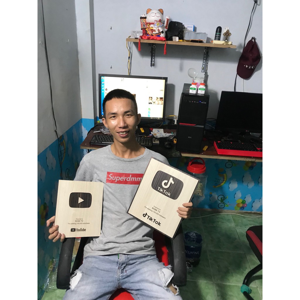 Nút bạc TikTok làm bằng gỗ , in khắc tên theo yêu cầu , dành cho những ai đạt 100.000 người theo dõi. livestream