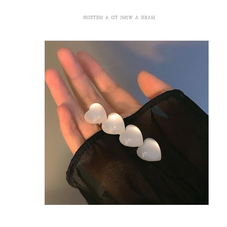 Kẹp tóc màu trắng phong cách mùa hè