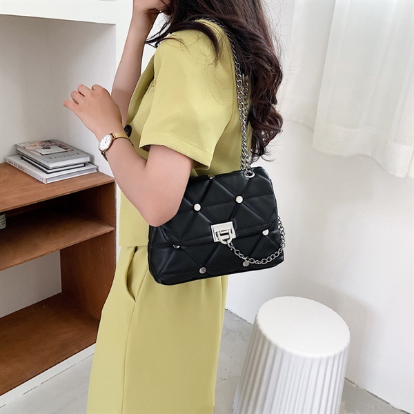 MUSHROOM LEE - Túi Satchel Đinh Tán