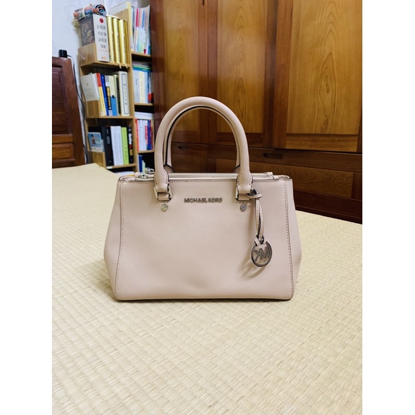 Pass túi Michael kors auth mới xách 2 lần