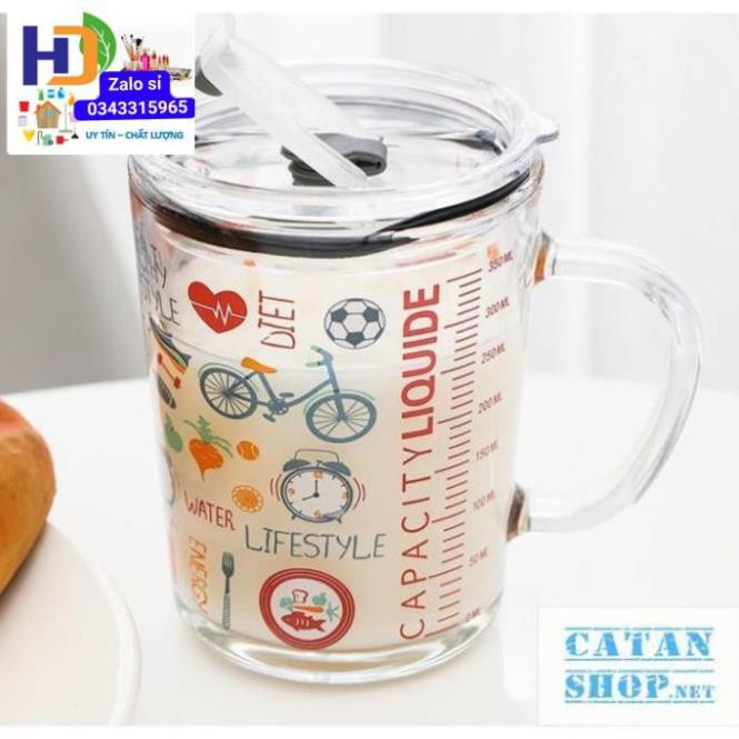 Ly chịu nhiệt thủy tinh chia vạch có nắp (tặng kèm ống hút), cốc ly pha sữa cho bé (mẫu ngẫu nhiên)