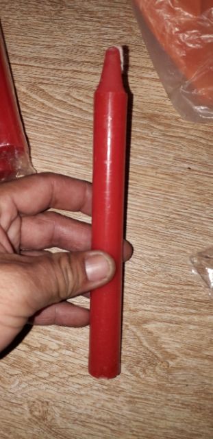 Một cây nến_đèn cầy màu đỏ dài 20cm và đường kính 20ly có mùi thơm nhẹ
