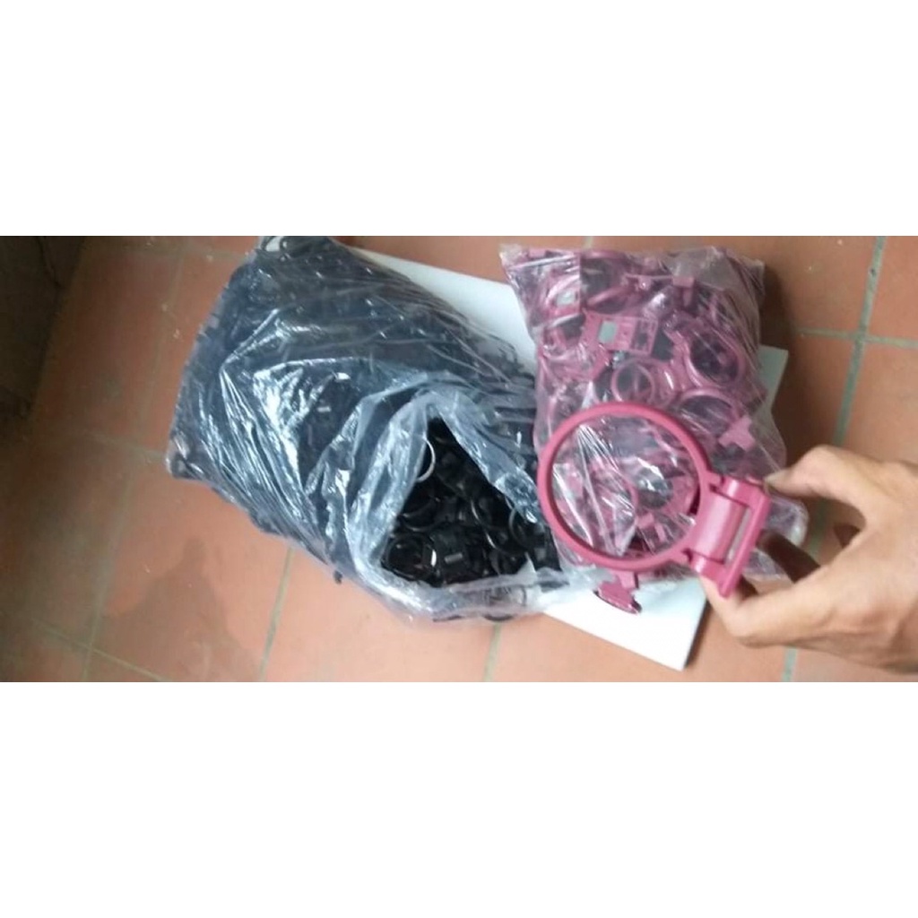 Để ly nước sau ghế xe khách