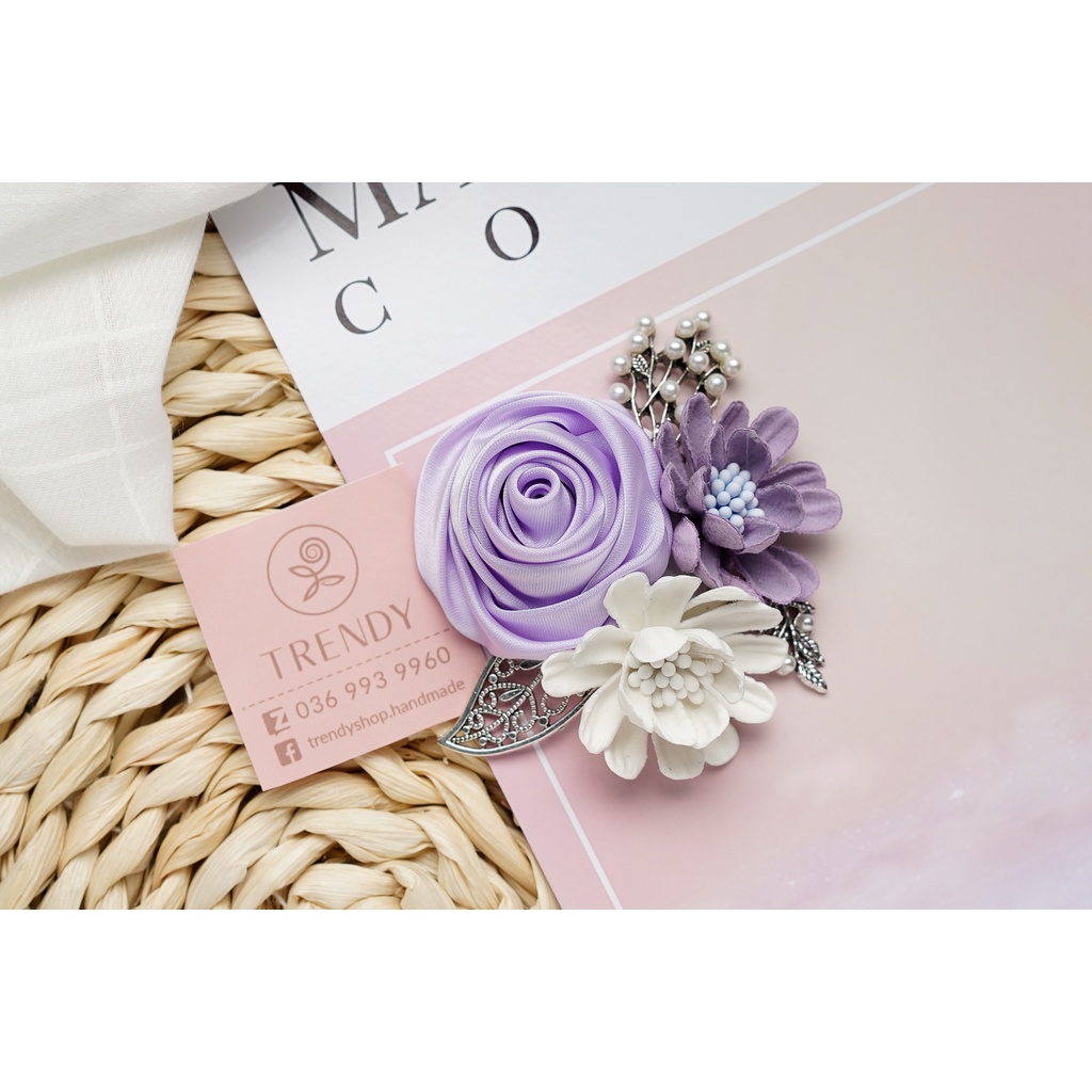 Hoa Cài Áo - Tag hoa hồng cuộn cài áo mix hoa cúc - Hoa vải handmade