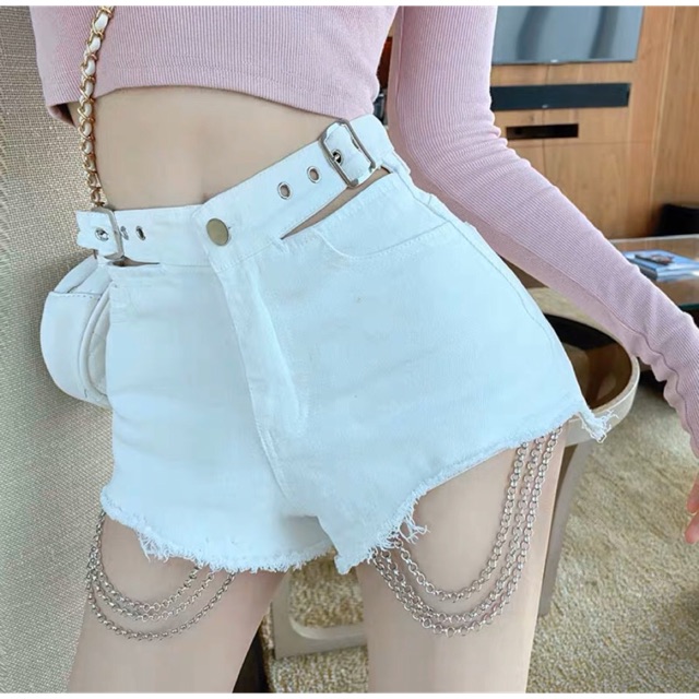 Quần đùi phối dây xích cá tính