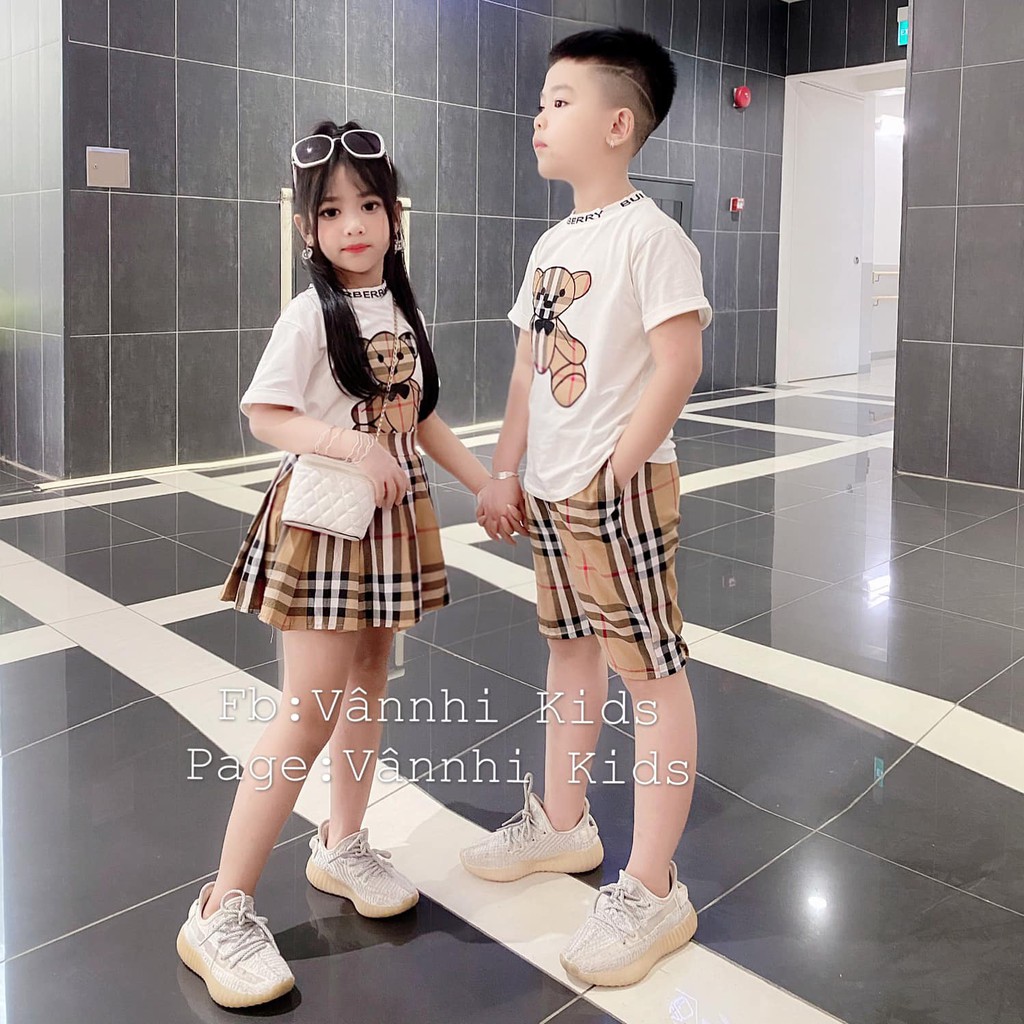 Bộ quần áo bé trai bé gái mùa hè - set cặp anh em họa tiết hình gấu thêu chữ burberry, chất cotton loại đẹp.