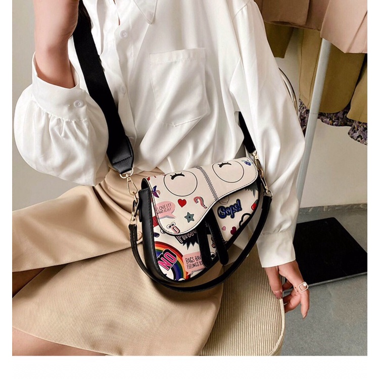 Túi Xách Nữ Hình Yên Ngựa Hoạ Tiết Dễ Thương