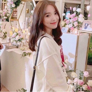 Áo nỉ trắng tim đỏ dáng rộng cho nữ
