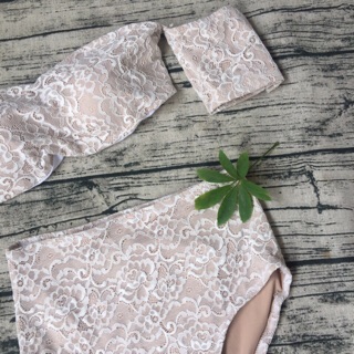 Bikini ren trễ vai