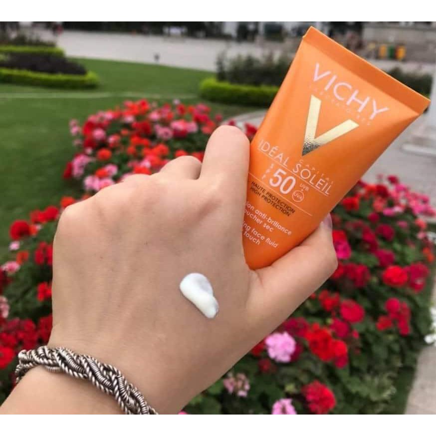 Kem Chống Nắng Vichy SPF 50 Không Nhờn Rít Dành Cho Da Dầu